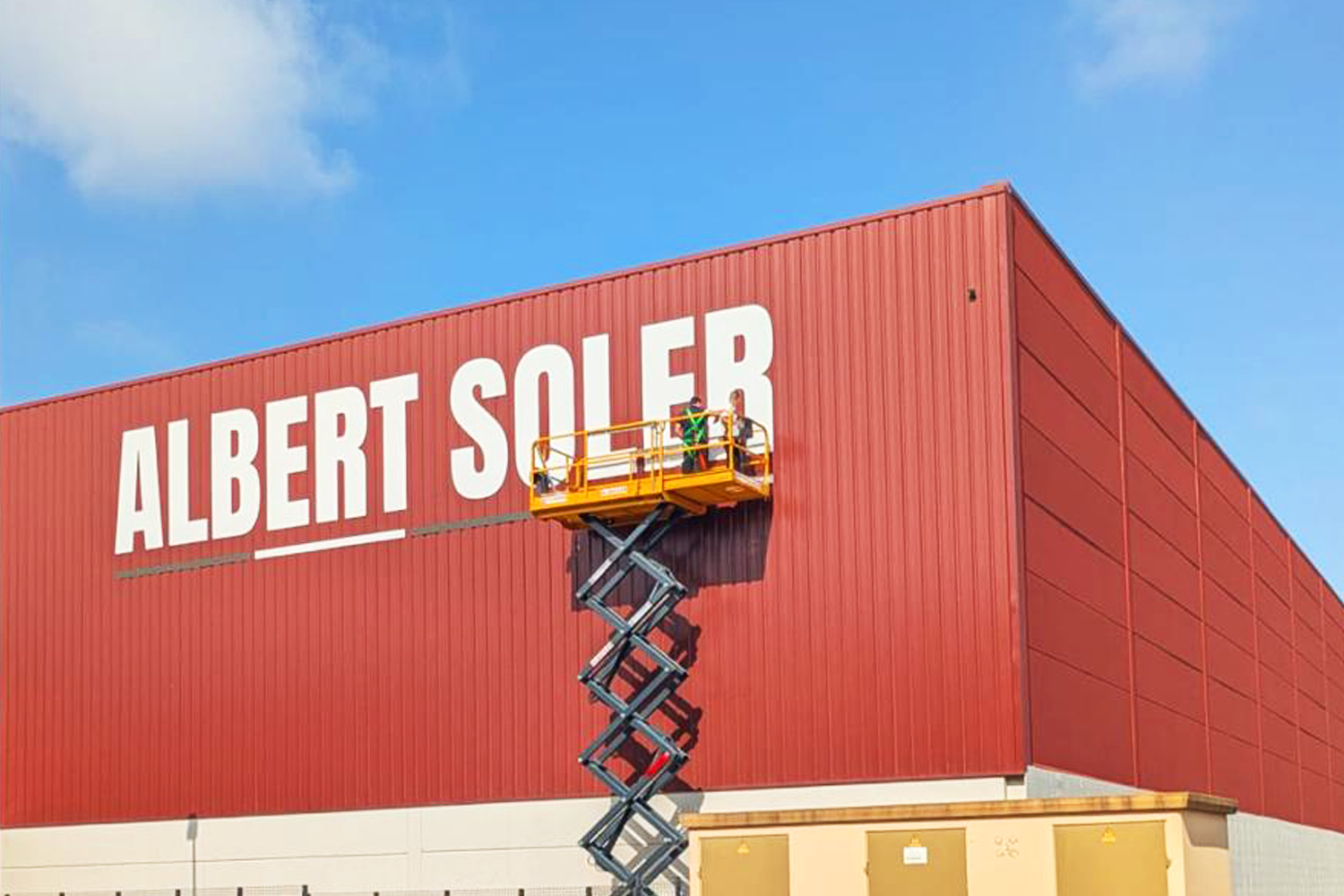 albert soler montaje del logo en la nave nueva Albert Soler